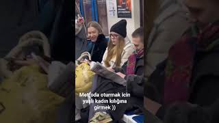 Metroda oturacak yer kapmak için yaşlı kadın kılığına girmek