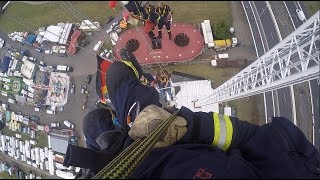 Höhenretter der Feuerwehr üben auf der Rheinkirmes