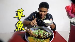 小伙嘗試魚頭最新吃法，連吃3碗米飯，這胃口有點過分了 【鄧石頭】