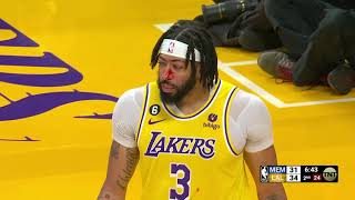 Anthony Davis bloodied by hit to the nose from David Roddy