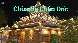 tối ở Chùa Bà Châu Đốc ngày thường vắng người đèn vẫn rực rỡ