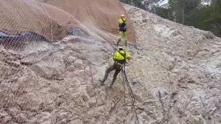 Colocación malla triple torsión anclada en talud Mallorca - Solid Ingeniería + Construcción