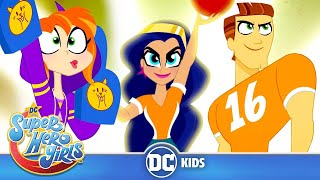 DC Super Hero Girls En Latino |  ¡Superdeportivo! 🏈 | DC Kids