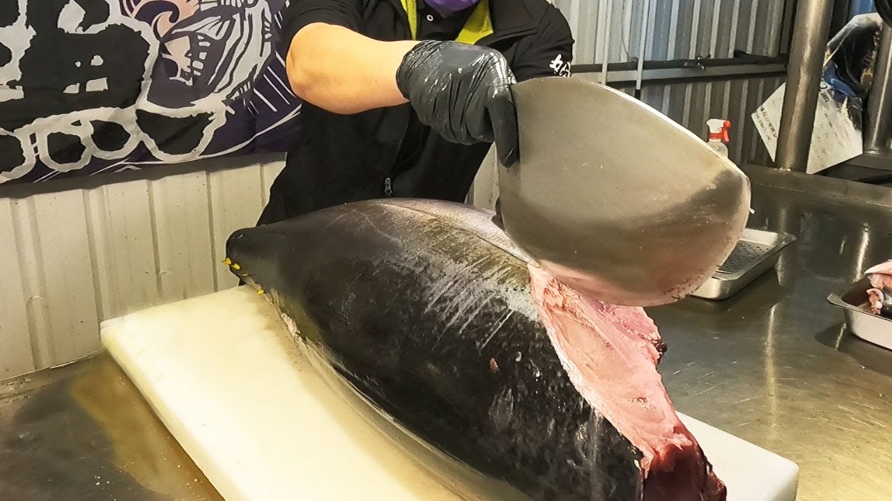 Huge Sharp Knife Cuts Yellowfin Tuna Perfectly And Quickly Youtube
