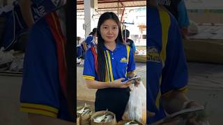 สาวไชโย สาวสวย มาตลาด ซื้อปลาทู ตลาดสดเทศบาลปลาปาก จ.นครพนม