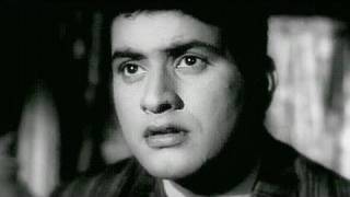 Manoj Kumar gets afraid of Ghost - Woh Kaun Thi Scene