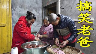 一家人一起做猪肉排骨肠，没想到老爸一个也没装进去，老妈看见笑开了花【农村小英子】