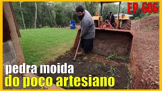 busquei o pó de pedra do poço artesiano para acabar com o barro da chegada do rancho