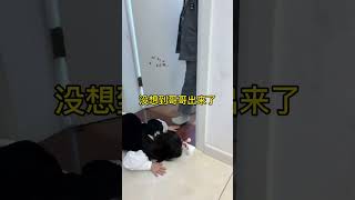 哥哥来了两个同学，不让妹妹进去，妹妹居然去偷听了，没想到哥哥出来了，妹妹为了缓解尴尬，马上叫哥哥抱抱#相差4岁兄妹 #人类幼崽到底有多可爱 #一起长大的幸福 #兄妹日常