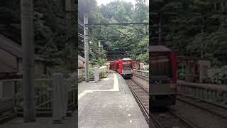 強羅駅に向かって、塔ノ沢駅を旅ち、山を駆け登って行く箱根登山鉄道３０００形アレグラ号