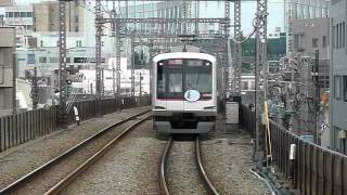 東急電鉄５０５０系(ヒカリエラッピング車)　特急　東横線(警笛あり)