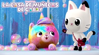 La fiesta de baño de burbujas de Gaticornio con Gatirena | LA CASA DE MUÑECAS DE GABBY | Netflix