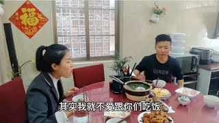 苹果妹在四哥家别墅聚餐，小闲农说出不喜欢和阿龙俩人吃饭的缘由【小闲农】