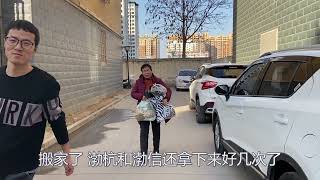 婆婆接孙子回家过年，车里装的满满的，全家团圆真开心！