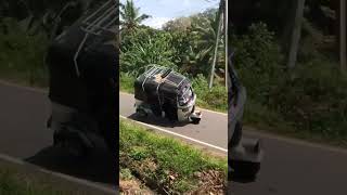 පස්සෙන් එන වීල් එකට වේන දේ😭#tuktuk #accident #short_video_status