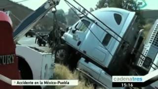 Un trailer cayó de una barranca de 50 metros, el conductor salió ileso