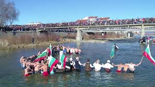 Богоявление в Самоков 2018 - мъжко хоро в река Искър и вадене на кръста.