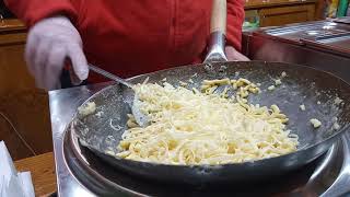 🇩🇪 delicious Spaetzle preparation Christmas market Giessen 2019