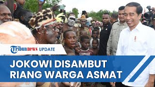 Momen Kehangatan Presiden Jokowi dengan Warga Asmat, Disambut Riuh Teriakan hingga Diberi Tas