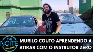 Murilo Couto aprendendo a atirar com o Instrutor Zero | The Noite (09/10/19)