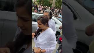 Grief-stricken Shreya Ghoshal Arrives at Singer KK's Last Rites