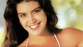 Phoebe Cates Stuns Fans With Iconic Throwback Style – A Timeless Classic!