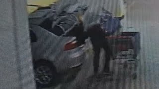 Video comprometedor: este sería John Poulos subiendo el cuerpo de Valentina Trespalacios a un carro