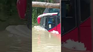 Ngeri Bus Nekat terjang banjir #shorts #viralshorts #beritaterbaru