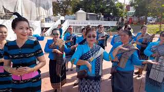 ขบวนฟ้อนพิธีเปีดงานแข่งขันเรือยาว ที่สะหัวนนะเขต สปปลาว