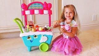Diana juega Heladería con un carrito de helados de juguete
