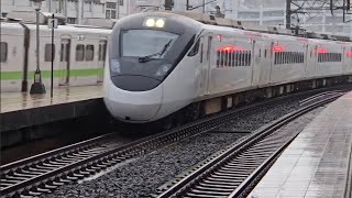 1129次基隆發車開往北湖的銀綠色微笑號EMU900型十輛一編組EMU934區間車，和408次樹林發車開往台東的超優質直達EMU3000型十二輛編組EMU3015皮蛋豆腐騰雲號紅色帶新城際自強號列車