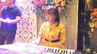 Đàn Xong Lk Này Là Tuyết Nhi & Ca Sĩ Hoa Mắt Với Ông Anh Ánh Sáng Luôn.