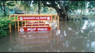 ಯಳಂದೂರು ತಾಲೂಕಿನ ಅಗರ ಮಾಂಬಳ್ಳಿ ಪೊಲೀಸ್ ಠಾಣೆ ಮಳೆಯಿಂದ ಸಂಪೂರ್ಣ ಜಲಾವೃತವಾಗಿರುವುದು