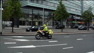 A1 motorambulance 17-324 met hoge snelheid naar melding in Rotterdam