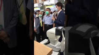 【2020 亞洲生技展】柯文哲市長親臨明達醫學並使用明達NFC-700 眼底照相機Taipei Mayor Ko Wen-Je visits Crystalvue Medical