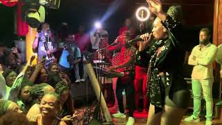 Live performance Rutshelle okap mezanmi gade moun