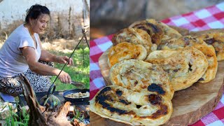 Cooking in the garden: Pie with boiled potatoes on the plates