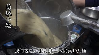 济南特色早餐，3元一碗，10平方小店顾客挤破门，一上午卖10几桶