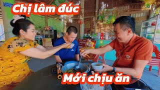 Thuận nhõng nhẻo chờ chị lâm đúc mới ăn