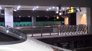 夜の東京駅に到着する東北新幹線はやぶさE5系と秋田新幹線こまちE6系の併結列車