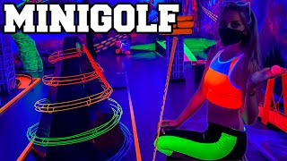 SCHWARZLICHT Minigolf ⛳ in 3D! 🌚 (Erstes Mal) | Nessi