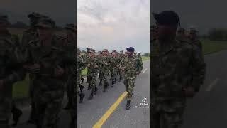 ¡Varios soldados hacen un desfile gracioso en plena carretera y la gente de los veículos los veían!