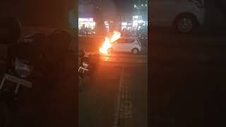 car fire in Vidyanagar Hubli ಇದ್ದಕ್ಕಿದ್ದಂತೆ ಕಾರಿಗೆ ಬೆಂಕಿ