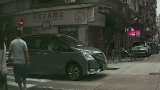 澳門兩地牌日產7人車敗類狗衝讓先路口迫停正線車BY 匿名