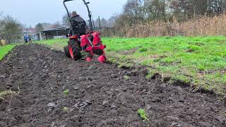 Kubota B1241 mit 2 Schar Wendepflug im Feldversuch beim Kunden