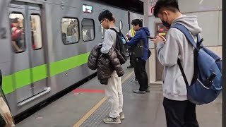 1231次基隆發車經由西部幹線開往新竹的銀綠色微笑號EMU900型十輛一編組EMU902區間車，和1222次新竹發車經由西部幹線開往基隆的銀綠色微笑號EMU900型十輛一編組EMU952車王編組區間車