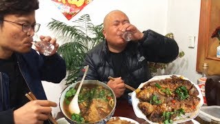 红烧四条鲫鱼，牛肉粉丝汤，配上咸猪头肉，和女婿喝老酒，过瘾！【唐哥美食】