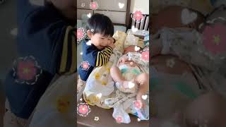 弟弟出院，哥哥在家看到弟弟好开心！#萌娃 #人类幼崽成长记 #baby