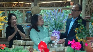 Good news for Tu Tieu: the truth is, Mr. Tuan has decided to stay with Uris mother.