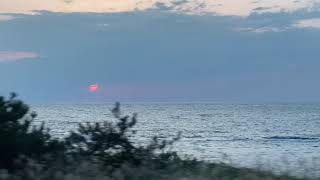 五能線の車内から見た日本海へ沈む夕日